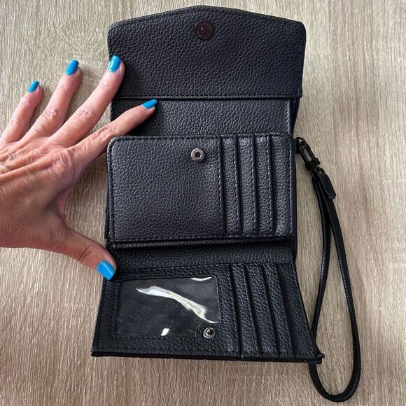 NWOT … STEVE MADDEN “Embossed” Wristlet / Wallet - Picture 3 of 4